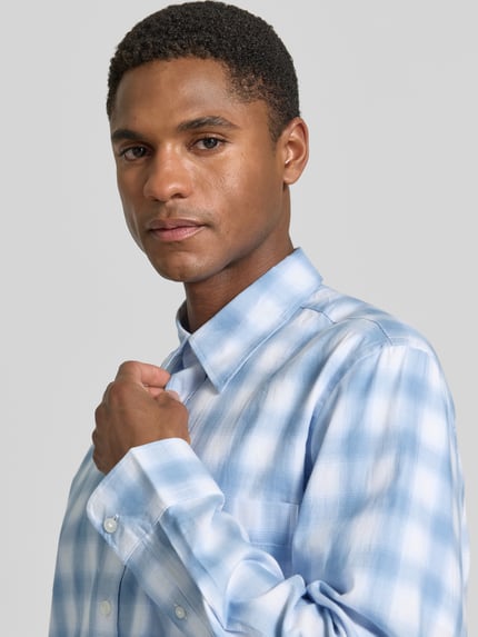 Männermodel trägt Regular Fit Freizeithemd aus reiner Baumwolle Modell 'BOB' von SELECTED HOMME, hellblau kariert, Nahaufnahme Oberkörper
