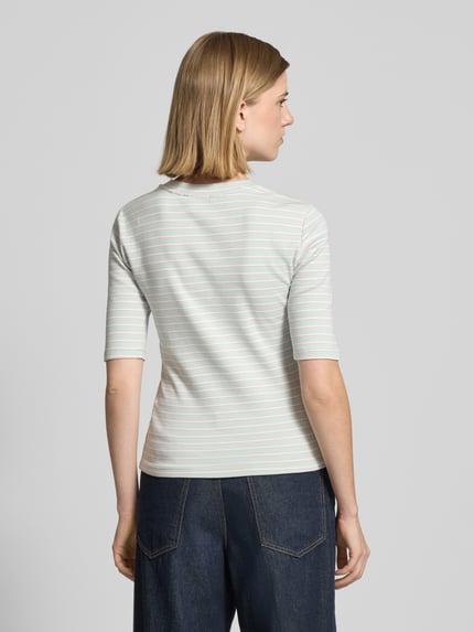 Frauenmodel trägt Longsleeve mit 3/4-Arm und V-Ausschnitt von Christian Berg Woman aus Baumwoll-Mix mit Stretch-Anteil, Straight Fit, Rückenlänge bei Größe S 54 cm, dezente Streifen in Hellblau und Weiß, glatte Struktur, Ganzkörperansicht Rückansicht.