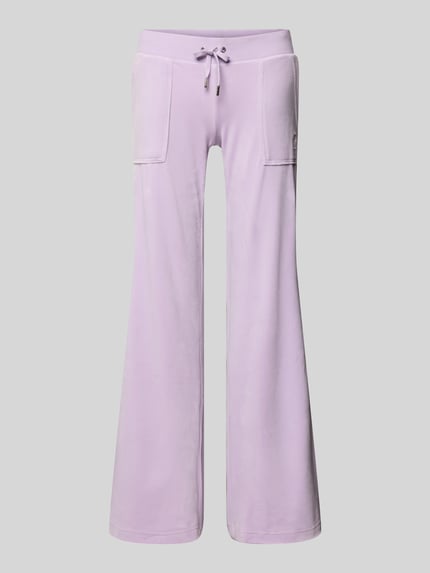 Produktfoto, Low Rise Sweatpants mit Eingrifftaschen Modell 'LAYLA' von Juicy Couture in Lila, Material-Mix mit Stretch-Anteil, elastischer Bund, Damen, Innenbeinlänge 82 cm.