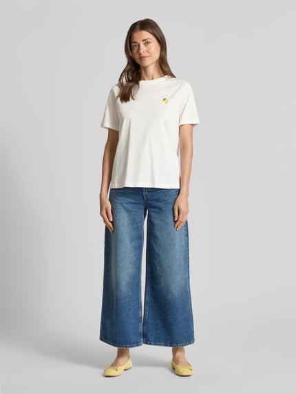 Frauenmodel trägt Damen T-Shirt mit Rundhalsausschnitt Modell 'SYBILLA' von Vila aus Reine Baumwolle, Regular-Fit, Stitching, weiß, Ganzkörperansicht von vorne.
