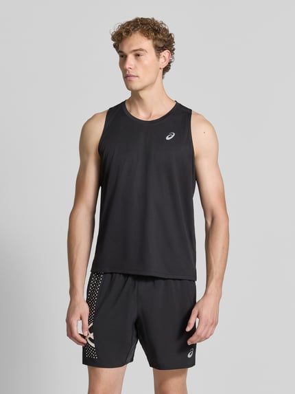 Männermodel trägt Regular Fit Top mit Logo-Print Modell 'Core' von ASICS TIGER in Schwarz, ärmellos, Rundhalsausschnitt, Ganzkörperansicht von vorne.