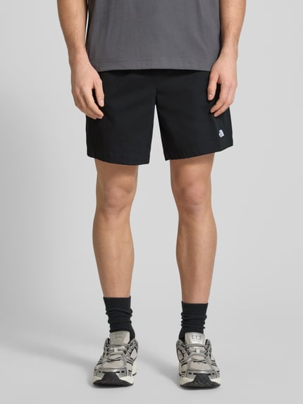 Männermodel trägt Regular Fit Shorts mit riem Modell 'Pathfinder' van The North Face, materiaalmix met stretch, zijzakken, labeldetail, bandwijdte maat M 42 cm, binnenbeenlengte 17 cm, zwart, ganzkörperansicht van voren.