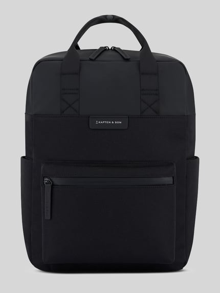 Produktfoto, czarny Rucksack mit Label-Detail von Kapten & Son z materiału, przednia kieszeń na zamek, uchwyt, szerokość 28 cm, długość 37 cm, głębokość 12 cm, długość ramiączek 62 cm