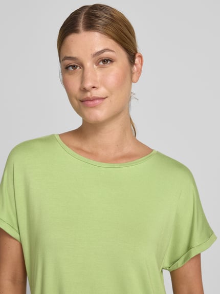 Frauenmodel trägt T-Shirt aus Viskose-Mix mit Rundhalsausschnitt von Christian Berg Woman in hellem Grün, Regular Fit, Nahaufnahme Oberkörper.