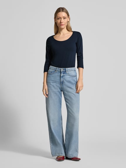 Vrouwenmodel draagt t-shirt met 3/4-mouw model 'Pylle' van Soyaconcept in slim fit katoenmix met stretch, ronde hals, ruglengte maat S 61 cm, donkerblauw, lichte jeans, effen structuur, Ganzkörperansicht van voren.
