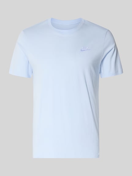 Produktfoto, T-Shirt mit Label-Stitching von Nike in Hellblau, reine Baumwolle, Rundhalsausschnitt, Regular Fit, glatte Struktur
