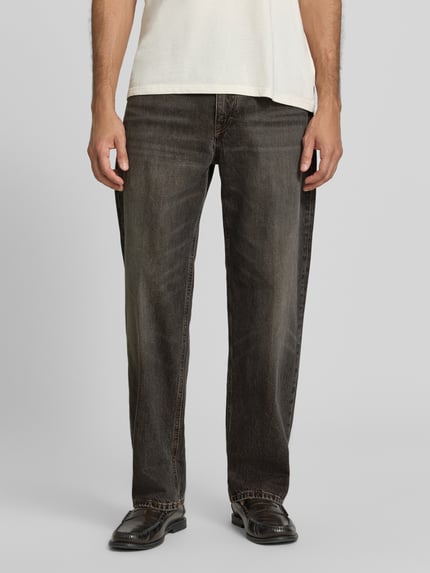 Männermodel trägt Regular Fit Jeans aus reiner Baumwolle Modell 'RAWDY' von DRYKORN in dunklem Jeansblau mit 5-Pocket-Design, Nahaufnahme Oberkörper