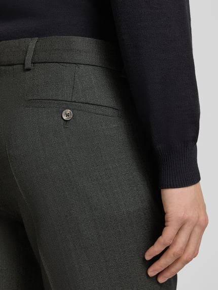 Männermodel trägt Anzughose aus Schurwolle mit Bügelfalten von CG - Club of Gents, feine Struktur, Gesäßtasche, Nahaufnahme Rückansicht.