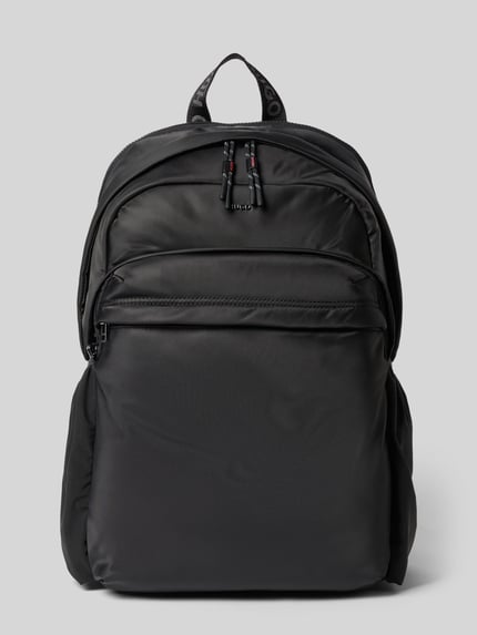 Produktfoto, plecak z aplikacją z metką z metalu model 'AYDEN_NEW_BACKPACK' od HUGO, efekt: jednolity kolor, zamek błyskawiczny, główna przegroda, dwie kieszenie zapinane na zamek błyskawiczny na zewnątrz, przegródka na laptop, boczne kieszenie, możliwość noszenia na ramieniu
