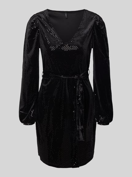 Produktfoto, Tailliertes Freizeitkleid mit glitzerbesatz Modell 'SENSA' von Vero Moda in Unifarben, Glänzend, Mini-Länge, V-Ausschnitt, Langarm, elastischer Ärmelabschluss, Samt, Label-Stitching-Applikation, Gürtelband, Glitzer-Applikation