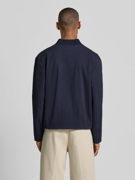 Männermodel trägt donkerblau blouson van een mix van katoen en lyocell, Regular Fit Blouson aus Baumwoll-Lyocell-Mix Modell 'UKASHI263X-H' van HUGO, heren bomberjack, Ganzkörperansicht Rückansicht.