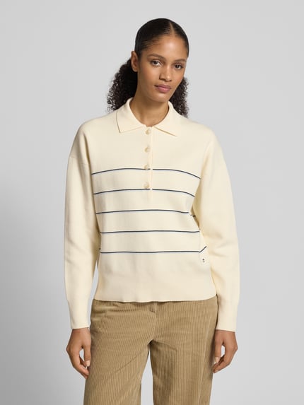 Vrouwenmodel draagt Strickpullover mit Polokragen van JAKE*S STUDIO WOMAN in crème met strepen, los vallend, voorkant, bovenlichaam close-up. Katoenmengsel met stretch, korte knoopsluiting, geribde boorden, label-stitching, ruglengte 60 cm, mouwlengte 51 cm.