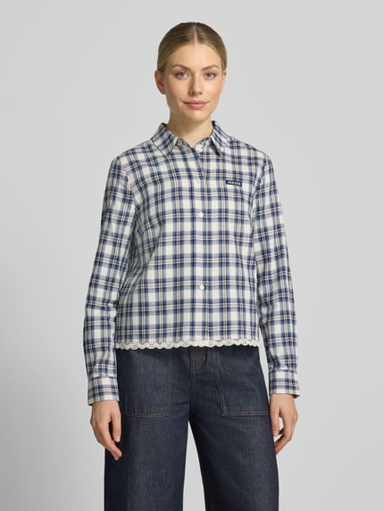 Vrouwenmodel draagt Regular fit overhemdblouse uit puur katoen met kant van Oui, ruitpatroon in blauw-wit, knoopsluiting, logopatch, lange mouwen, overhemdkraag, ruglengte maat 36: 57 cm, mouwlengte maat 36: 61 cm, voorkant, Ganzkörperansicht van voren.