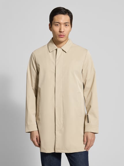 Mannenmodel draagt Kurzmantel mit Umlegekragen und Label-Detail Modell 'EIDE' van Casual Friday in beige, regular fit, materiaal-mix met stretch, zijzakken, voorkant volledig zichtbaar, geheellichaamsaanzicht van voren.