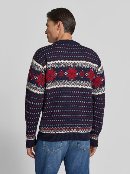 Männermodel trägt Regular Fit Wollpullover in Strick-Optik Modell 'Egersund' von Dale of Norway, dunkle Blau-, Rot- und Weißtöne, reine Wolle, Rückansicht, Rückenlänge 64 cm, Ärmellänge 58 cm