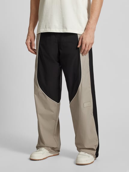 EA7 Emporio Armani Spodnie treningowe z szeroką nogawką i naszywką z logo model ‘TRAIN 7.0’ Czarny 4