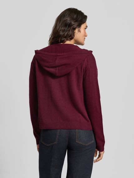 Männermodel trägt Regular Fit Strickjacke aus reinem Kaschmir von Jake*s Casual in Dunkelrot, strukturierte Oberfläche, Ganzkörperansicht Rückansicht