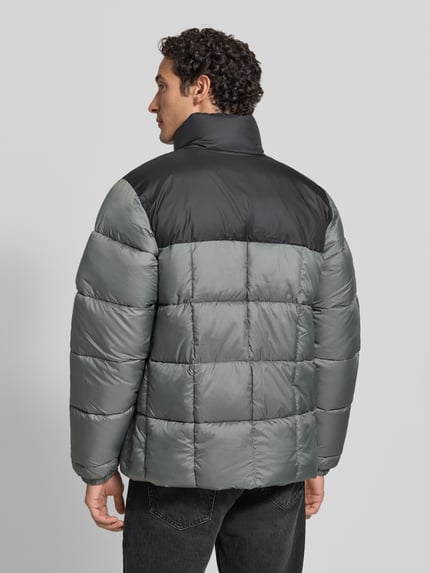 Männermodel trägt Regular Fit Jacke in Stepp-Optik Modell 'Puffect™' von Columbia, grau-schwarz, Rückenansicht, Ganzkörperansicht Rückansicht.