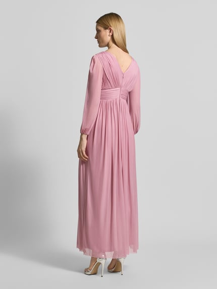 Vrouwenmodel draagt Regular Fit avondjurk in plooien-look van Lipsy, roze, elastische materiaalmix, met lange mouwen, getailleerde pasvorm, onderrok, ruglengte maat 36: 135 cm, borstwijdte 45 cm, mouwlengte 62 cm, ondoorzichtig, volledige rugaanzicht.