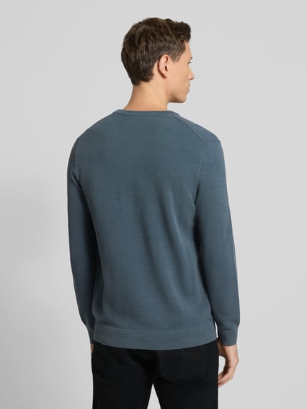 Męski model nosi Regular Fit Pullover aus reiner Baumwolle von Marc O'Polo, efekt: jednolity kolor, krój regular fit, sweter z okrągłym dekoltem, długi rękaw, prążkowane zakończenia rękawów, pika, 100% bawełna, całkowity widok z tyłu.