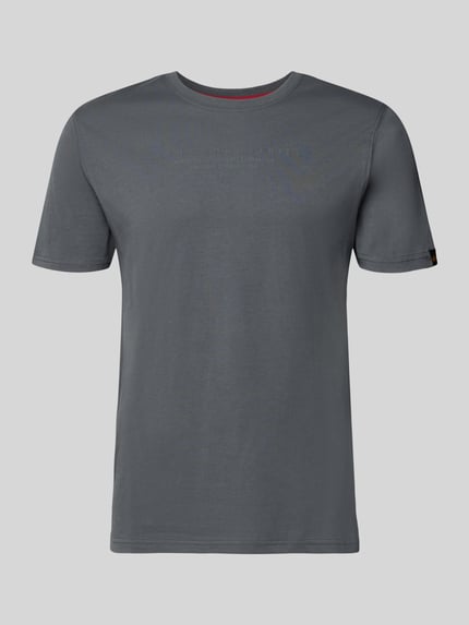 Produktfoto, T-Shirt aus Baumwolle von Alpha Industries, szary kolor, prosty krój, okrągły dekolt, detale z logo, długość tyłu w rozmiarze M: 68 cm