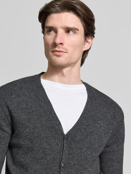 Männermodel trägt Strickjacke mit Knopfleiste Modell 'KARL' von Casual Friday, grau, Baumwoll-Mix, Slim Fit, Nahaufnahme Oberkörper.