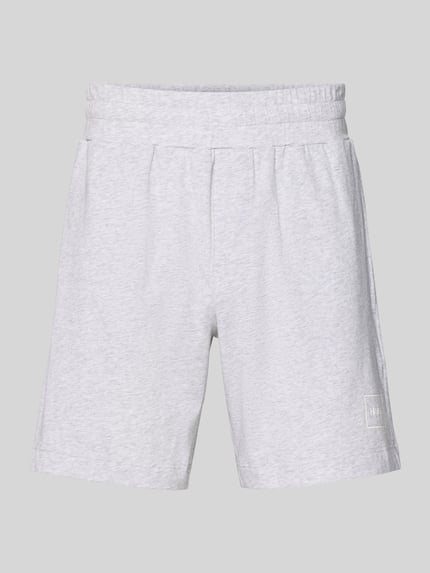 Produktfoto, Regular Fit Sweatshorts aus Baumwoll-Mix Modell 'LAZE SHORTS CW' von HUGO, Optik: Unifarben, Passform: Regular-Fit, Label-Print, Bundabschluss: Elastisch, Material: Baumwoll-Mix, hellgraue Farbe, glatte Textur, kurze Hosenbeine