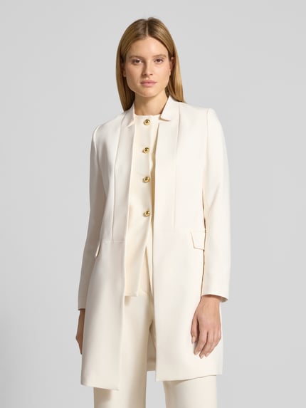 Modelka prezentuje żakiet Blazer in Überlänge od Jake*s Collection, mieszanka materiałów z dodatkiem wiskozy, krój regular fit, długi krój, stójka, kieszenie z patką, długość tyłu w rozmiarze 36: 92 cm, szerokość w rozmiarze 36: 45 cm, długość rękawów w rozmiarze 36: 65 cm, jasny kolor, gładka tekstura, całkowity widok z przodu.