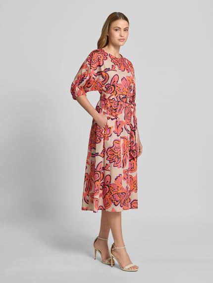 Frauenmodel trägt Midikleid mit Bindegürtel von WHITE LABEL, A-Linie, Allover-Look, Rundhalsausschnitt, Reine Baumwolle, Ganzkörperansicht von vorne.