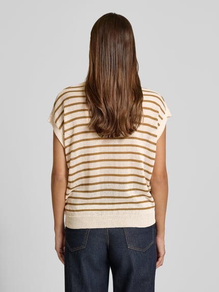 Frauenmodel trägt Strickshirt mit Rundhalsausschnitt Modell 'LUANNA' von Soyaconcept im Allover-Look, Material-Mix mit Leinen-Anteil, Regular-Fit, Rückenlänge bei Größe S 60 cm, Ärmellänge bei Größe S 4 cm, Streifen in Beige-Braun, ganzkörperansicht Rückansicht.