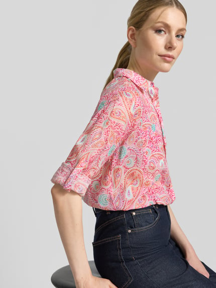 Frauenmodel trägt Regular Fit Bluse im Allover-Look von Milano Italy aus Reine Baumwolle, bunte Muster, Hemdblusenkragen, Knopfleiste, Nahaufnahme Oberkörper.