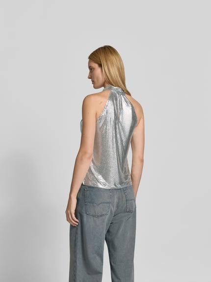 Frauenmodel trägt Top in Netz-Optik von Rabanne in Silber, Regular Fit, Stehkragen, Neckholder, Rückenansicht, Ganzkörperansicht Rückansicht.