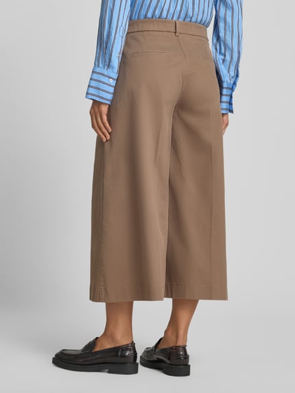 Vrouwenmodel draagt lichtbruine wijdte broek uit katoenmix model 'MELLI' van Brax, Dames Weite broek, volledige achteraanzicht