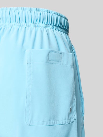 Produktfoto, Badehose mit elastischem Bund und Tunnelzug von MCNEAL, hellblauer Material-Mix mit Stretch-Anteil, Regular-Fit, strukturierte Oberfläche.
