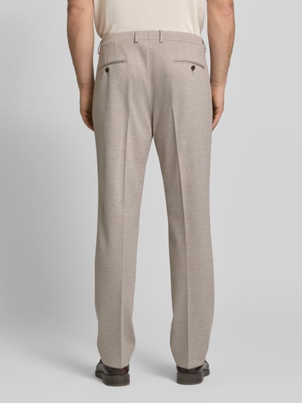 Männermodel trägt Slim Fit Anzughose mit Bügelfalten Modell 'Brad' von JOOP! Collection, Viskose-Mix, Beige, Ganzkörperansicht Rückansicht.