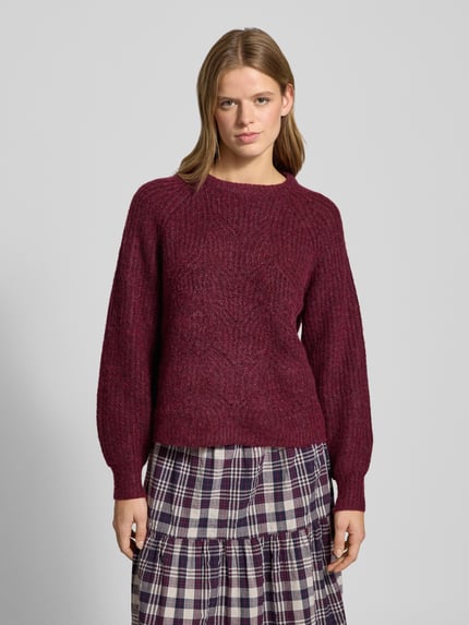Frauenmodel trägt Relaxed Fit Strickpullover mit Woll-Anteil Modell 'GILA' von Only in Dunkelrot, Strukturstrick, unifarben, Ganzkörperansicht von vorne