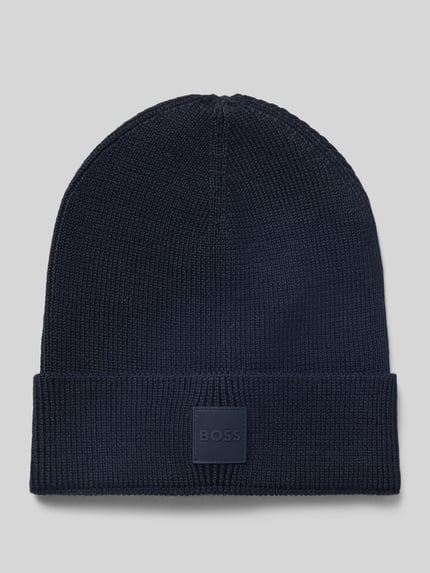Produktfoto, Mütze mit Logo-Patch Modell 'Foxxy_Hat' von BOSS in dunkelblauer Strickoptik, unifarben, breite Krempe, strukturierte Oberfläche.