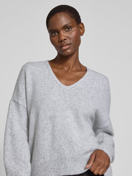 Frauenmodel trägt Loose Fit Pullover aus Alpaka-Woll-Mix Modell 'Fondyssa' von BOSS, hellgrau, weiche Struktur, Damen Pullover von BOSS Orange, Nahaufnahme Oberkörper.