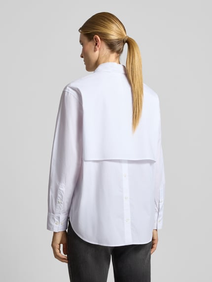 Frauenmodel trägt Relaxed Fit Hemdbluse aus reiner Baumwolle Modell 'Lovani' von Samsøe Samsøe in Weiß, lockeres langärmeliges Design, Rückenansicht, Ganzkörperansicht Rückansicht.