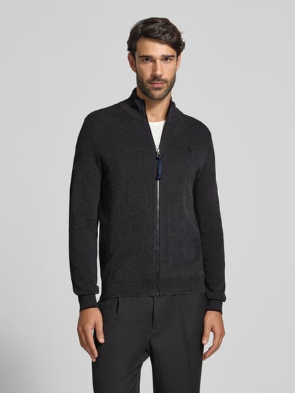 Mężczyzna nosi Strickjacke aus reiner Baumwolle mit Reißverschluss od LERROS, czarny, krój regular fit, two-tone, stójka, bawełna, długość tyłu 67 cm, długość rękawa 50 cm, widok całej sylwetki z przodu.