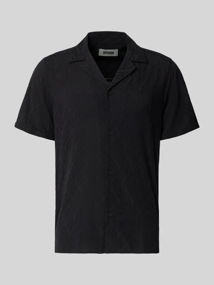 Produktfoto, schwarzes Herren Freizeithemd von DRYKORN, Modell 'Bijan' aus Viskose-Baumwoll-Mix, Regular-Fit, Allover-Look, Reverskragen, Knopfleiste, sichtbare Struktur. Kontext: Rückenlänge bei Größe M 78 cm, Schulterbreite 45 cm, Ärmellänge 24 cm.