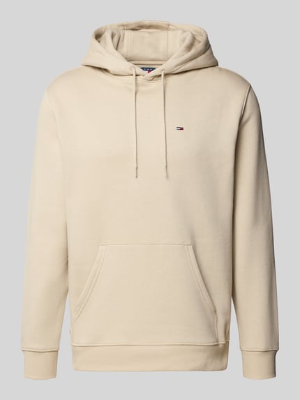 Productfoto, Regular Fit Hoodie aus Baumwoll-Mix van Tommy Jeans in effen beige, logo-stitching, lange mouwen, fleece, staande kraag met capuchon.