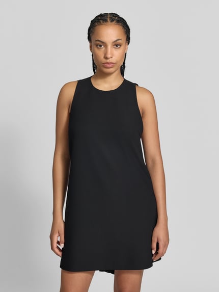 Kobiece modelka nosi Relaxed Fit Kleid in Knielänge od ROTATE, czarna elastyczna mieszanka materiałów, okrągły dekolt, bez rękawów, długość do kolan, Szerokość w rozmiarze 36: 40 cm, całkowita długość: 95 cm, widok całej sylwetki z przodu