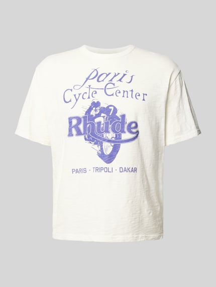 Produktfoto, Regular Fit T-Shirt aus reiner Viskose von RHUDE in Creme mit lila Label-Print, Rundhalsausschnitt, Rückenlänge 63 cm bei Größe M
