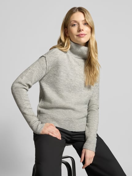 Kobiece modelka nosi Regular Fit Strickpullover aus elastischem Woll-Mix von Christian Berg Woman, jasnoszary, golf, prążkowane wykończenia, długość tyłu w rozmiarze S: 59 cm, długość rękawów w rozmiarze S: 53 cm, mieszanka wełny, sweter z dzianiny, krój regular fit, Ganzkörperansicht von vorne.