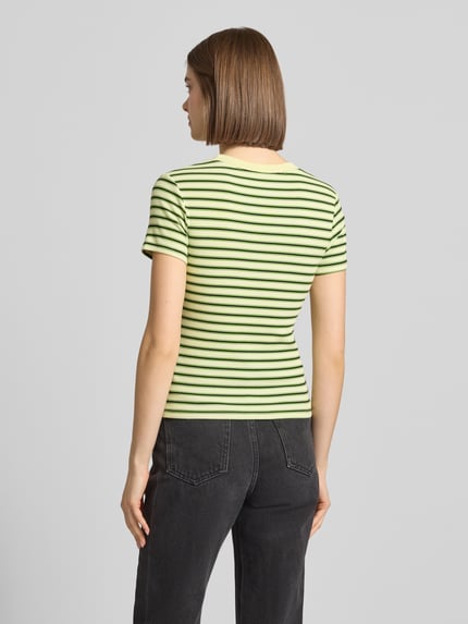 Frauenmodel trägt Slim Fit T-Shirt mit Rundhalsausschnitt Modell 'Sally' von Topshop, grün mit schwarzen Streifen, Strukturmuster, aus elastischem Baumwoll-Mix, Rückenlänge bei Größe S: 52 cm, Ganzkörperansicht Rückansicht.