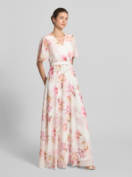 Frauenmodel trägt Maxikleid im Allover-Look mit Taillenband von Christian Berg Cocktail aus Chiffon, V-Ausschnitt, Taillierter Schnitt, Ganzkörperansicht von vorne. Rückenlänge 150 cm, Brustweite 43 cm, Ärmellänge 25 cm, Größe 36.