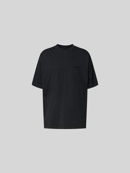 Produktfoto, Oversized T-Shirt aus Baumwolle von VETEMENTS in Schwarz mit Label-Stitching, Herren T-Shirt mit Rundhalsausschnitt, reine Baumwolle, Rückenlänge bei Größe M: 80 cm, Oversized-Schnitt, glatte Struktur