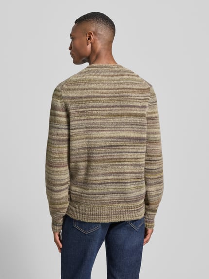 Mannelijk model draagt Regular Fit gebreide pullover uit wolmix van Lacoste met gemêleerde look, labelpatch, geribde boord, rugaanzicht.