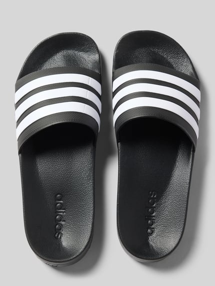 Produktfoto, Badeschuhe mit Label-Prägung Modell 'ADILETTE SHOWER' von adidas Sportswear, jednokolorowy, nosek buta peep toe, płaska podeszwa, bez zapięcia, podeszwa z fakturą